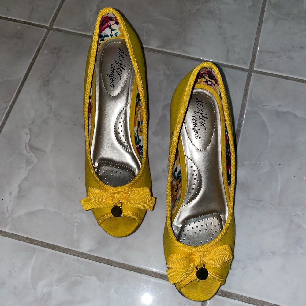 Summer yellow wedged heels